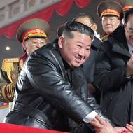 Kim na přehlídku vzal svou náctiletou dceru Kim Ču-e (vlevo na fotografii). Jihokorejské tajné služby tento měsíc oznámily, že by ji mohl právě během stranického sjezdu určit svou oficiální nástupkyní v čele strany. KLDR nic takového ale zatím neoznámila.