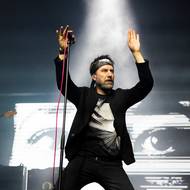 „Mutanti, kteří hledají východisko,“ vítal kapelu na pódiu Milan Cais, „a s Tata Bojs to východisko našli“. 