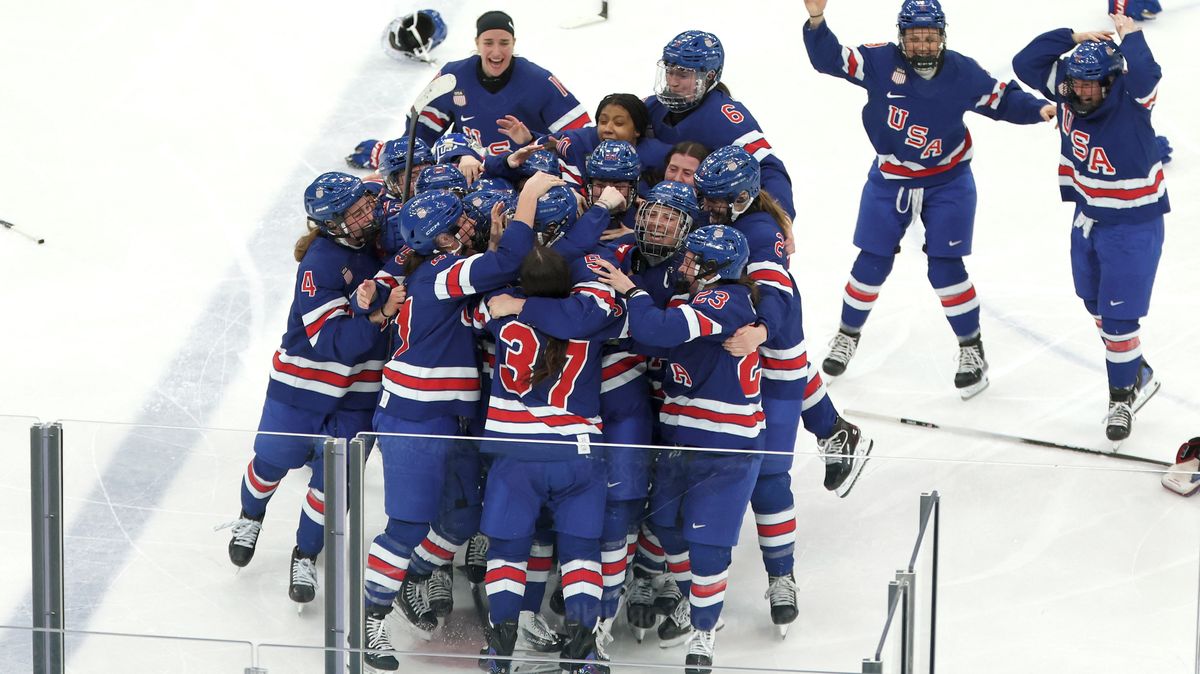 Ženský hokejový turnaj ovládly Američanky. Kanadu porazily v prodloužení