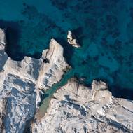 Emeritní profesor na Egejské univerzitě Ioannis Spilanis, říká, že to, co se děje na Kykladách, „je nenasytné, dravé realitní podnikání“.