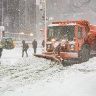 Mamdani také na pondělí zrušil vyučování ve veřejných školách v New Yorku, výuka nebude ani online formou. Dodal, že jde o „první oldschoolové sněhové volno od roku 2019“.