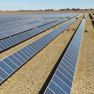 Farmář a vlastník pozemků spolupracuje s firmou Neoen, zabývající se obnovitelnými zdroji energie, již více než deset let a přiznal, že zpočátku se obával, že panely omezí pastvu jeho ovcí.