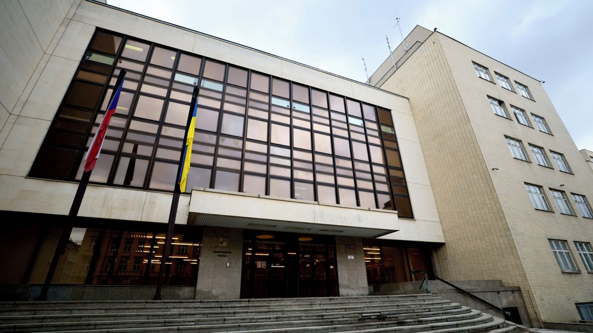 Mluvil za stát při povodních, teď končí. Vnitro krizový tým zrušilo