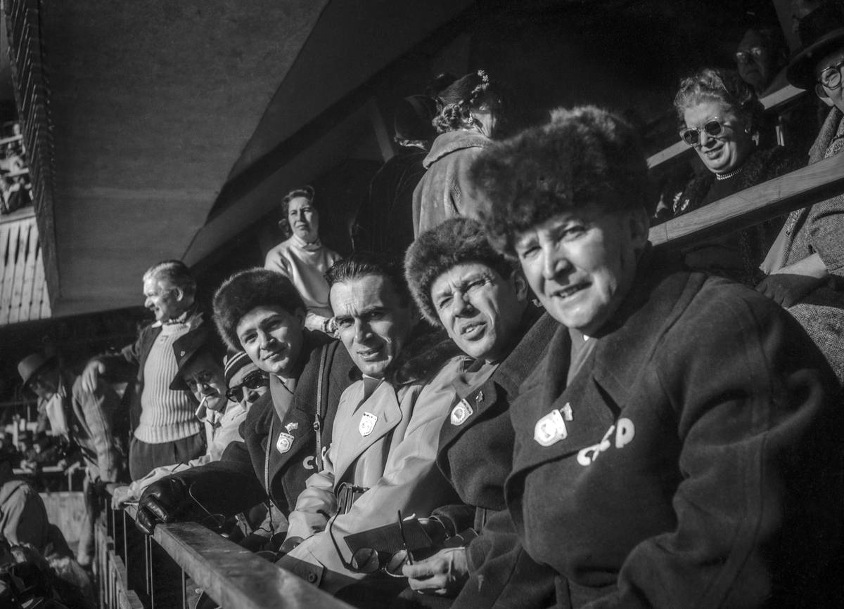 Poprvé, bohužel ne naposledy. Olympijskou premiéru zažili v Cortině Sověti, na hlavách ušanky z vydry, v srdci jen a pouze komunismus.