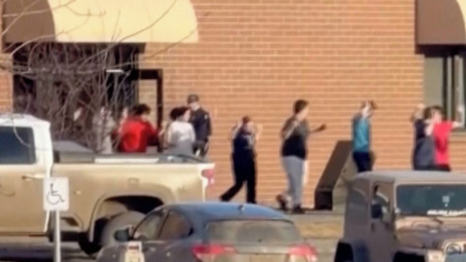 Krvavá střelba v zapadlé škole v Kanadě: Dvě hodiny za barikádami ve třídě