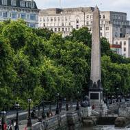 Čtyřiadvacetiletý student inženýrství Mahmúd Basam přijel do Alexandrie pouze proto, aby se svezl, „protože v Káhiře už tramvaje nejezdí“. V rámci kontroverzních stavebních prací včetně rozšíření ulic, které byly dokončeny v roce 2020, přišla historická čtvrť Heliopolis v egyptském hlavním městě o své poslední tramvajové tratě a také o velkou část stromů. (Pohled na čtvrť Heliopolis v roce 2022.)