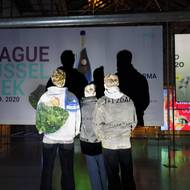 Jeho umění balancuje na hraně legálního a často provokuje. Epos 257 se ale rozhodl vystoupit z anonymity. Na výstavě pracuje jako kustod, můžete s ním tedy sdílet své bezprostřední dojmy.