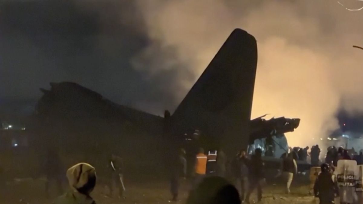 Pád bolivijského letadla má 20 obětí. Lidé si z něj chtěli odnášet peníze