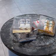 Zbytky barev z realizace výzdoby reprezentačních prostor paláce šáha Muhammada Rezy Pahlavího v Teheránu zhruba z roku 1975.