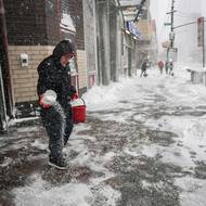 Dále uvedla, že kvůli přívalům sněhu a silnému větru je potřeba počítat s tím, že mohou být přerušeny dodávky elektřiny.