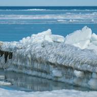 Není jisté, jak podmínky zatím ovlivňují obchod s ropou. V oblasti bylo k pondělí 23 tankerů, z nichž pouze tři dorazily minulý týden. Náklad ale ještě nenaložily, ukazují data agentury Bloomberg.