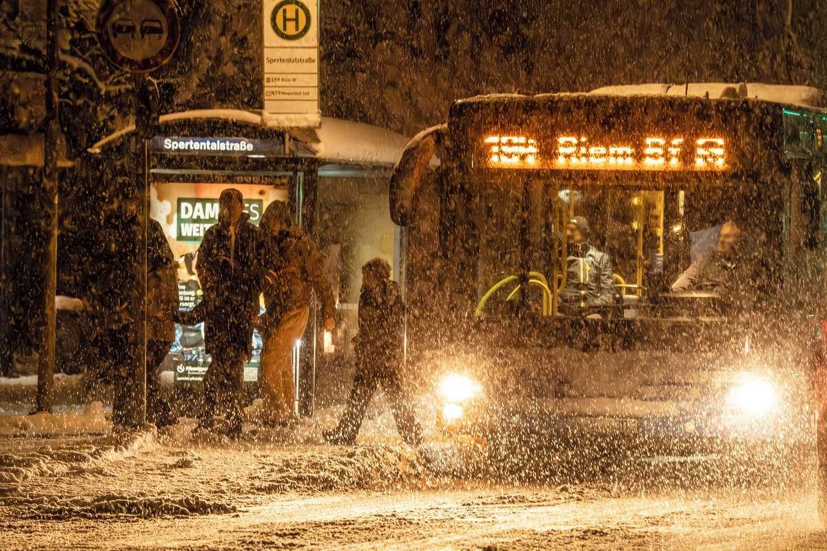 „Kvůli silnému sněžení se mohou lety zpožďovat či být zcela rušeny,“ uvádí na svých stránkách Letiště Franze Josefa Strauße. Cestující by se proto měli informovat před cestou o stavu svého spoje.