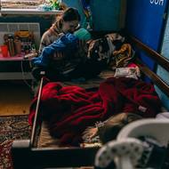 „Měli jsme tu mnoho rodin s malými dětmi. Nosili jsme je v náručí a teď se podívejte –  běhají kolem samy. Čas letí tak rychle,“ říká Kravčenková.