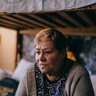 Sedmašedesátiletá Zinajda Babiševová (na snímku) byla v březnu 2022 evakuována z Lymanu. V okolí města MSF provozovali mobilní lékařské kliniky, než bezpečnostní situace znemožnila jejich fungování.