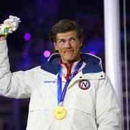 Součástí ceremoniálu bylo i vyhlášení vítězů a vítězek běhu na lyžích na 50 kilometrů. Nor Klaebo převzal další zlato.