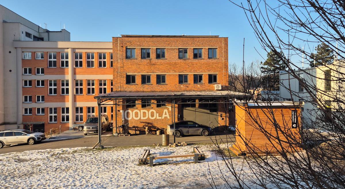 Kdysi ateliéru přezdívali „kudlovská stodola“, což se promítlo i do současného názvu. 100dola je dnes audiovizuální hub sdružující profesionály, studenty a nadšence z oblasti filmu, animace a vizuálních efektů (VFX)