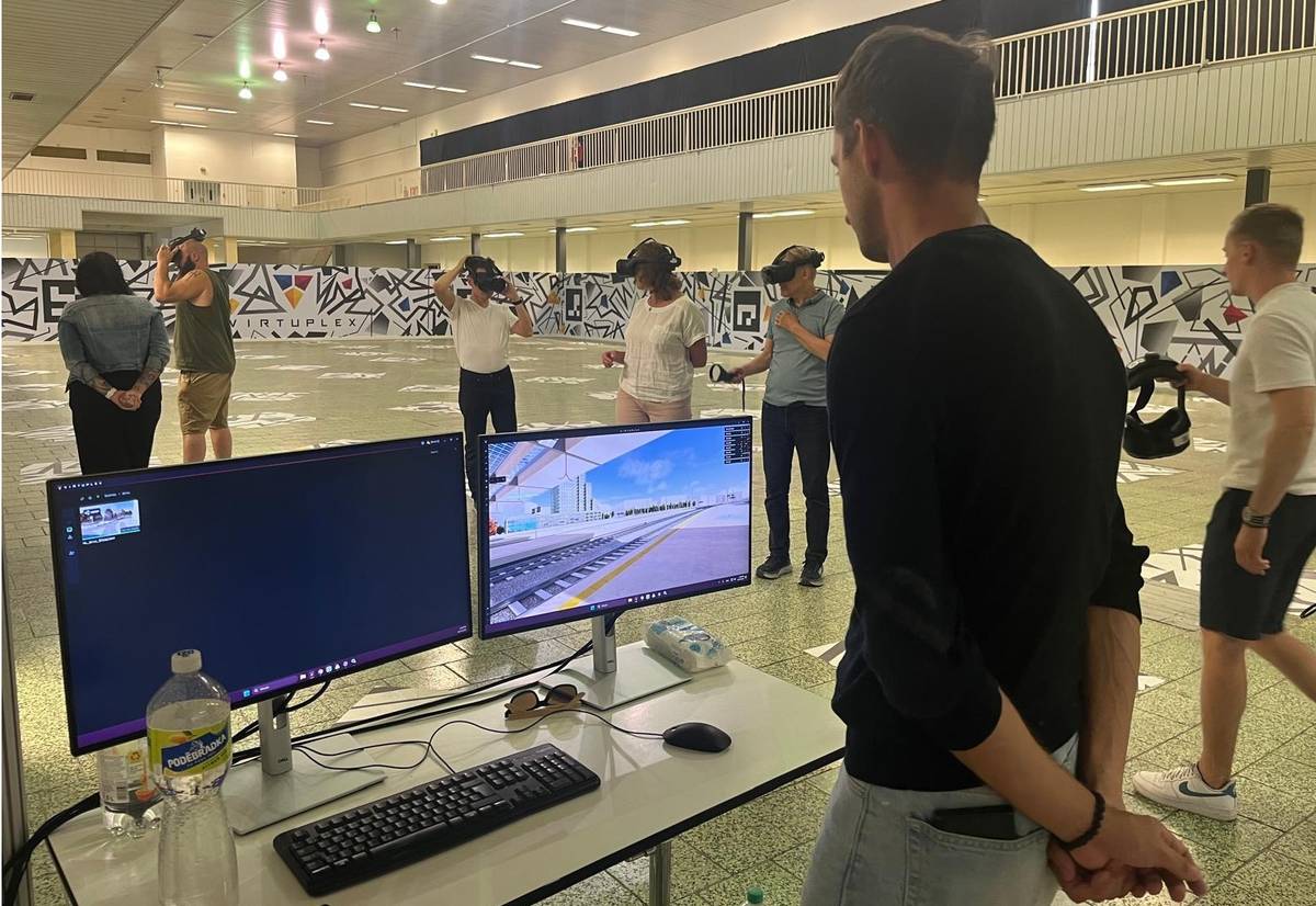 Lidé si mohou v Brně ve vybraných časech s 3D brýlemi virtuálně projít po nové čtvrti s novým nádražím.