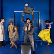 Na fotografii z inscenace Časokryt, která měla tento měsíc premiéru v pražském Divadle Na zábradlí, je v popředí Michal Bednář.