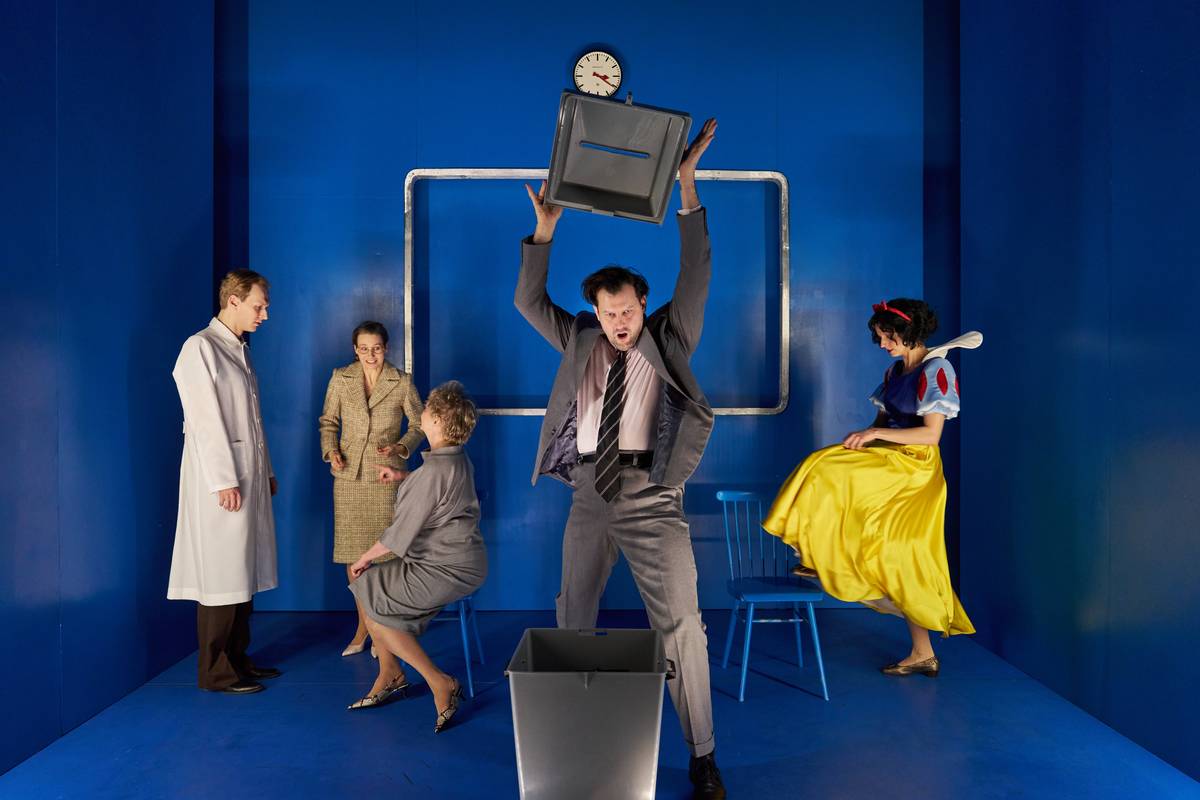 Na fotografii z inscenace Časokryt, která měla tento měsíc premiéru v pražském Divadle Na zábradlí, je v popředí Michal Bednář.