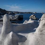 Stejně jako Santorini je Milos sopečný ostrov, na kterém se nachází jedna z nejunikátnějších pláží Řecka, Sarakiniko (na snímku). Díky svým spektakulárním bílým útvarům, které zaoblily vlivy eroze, takzvaná „měsíční pláž“ každé léto přiláká davy lidí. Koupající se natěsnají mezi jednotlivé útvary.