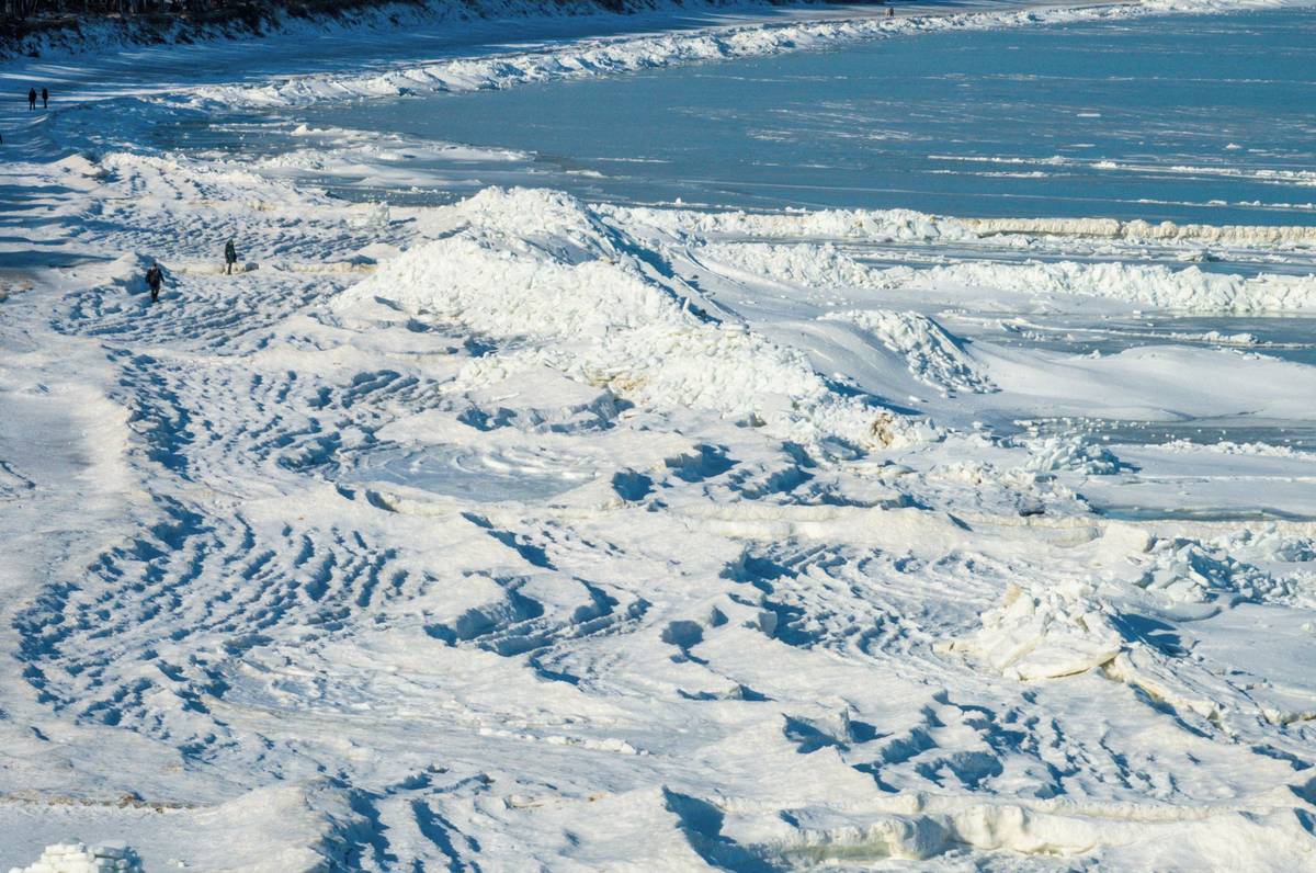 Baltské moře zamrzlo. A současné podmínky ve spojení s nedostatkem plavidel se zesíleným trupem komplikují export ropy, paliv a dalších produktů z oblasti, sdělilo agentuře Bloomberg pět lidí činných v tomto odvětví. (Turisté lezou na ledové kry na pláži ostrova Uznojem, který leží v Baltském moři na hranici Polska a Německa, 19. února.)