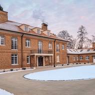 Dům má zastavěnou plochu 700 metrů čtverečních. Spolu s bočním křídlem tvoří dispozice tvar písmene L.