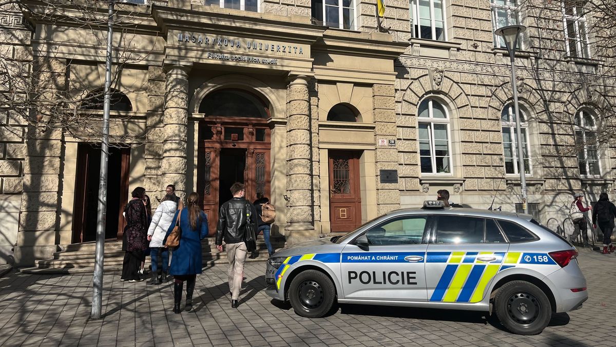 Na univerzitě v Brně zasahuje policie. Student v učebně hrozil, že se pořeže