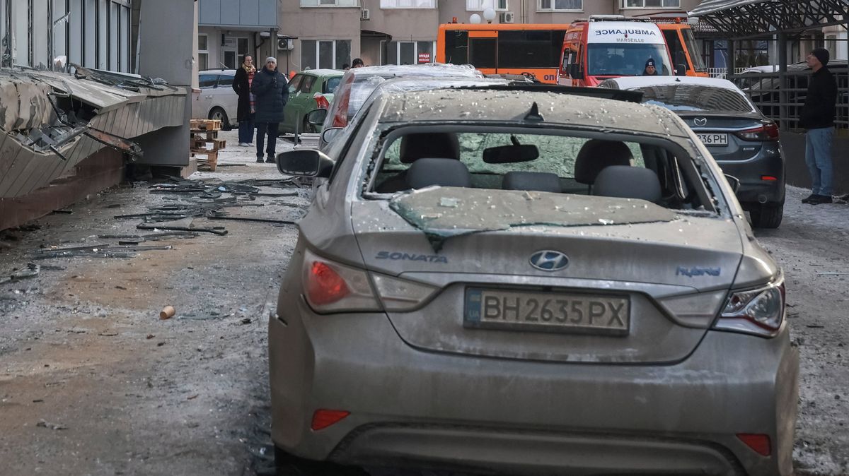 Při úderu ruského dronu na dům v Charkovské oblasti zahynul muž a tři batolata