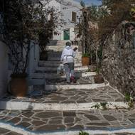 Podle Řecké konfederace cestovního ruchu (SETE) přispívá cestovní ruch 28 až 33,7 procenty k HDP, což z něj činí klíčový sektor, který po desetiletí podporuje ekonomiku země. (Žena na schodech ve vesnici Plaka, 4. února).