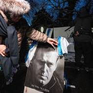 Někteří účastníci vzpomínkové akce si na ni donesli fotografie Navalného. 