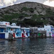 Na ostrově Milos, který má více než 5000 obyvatel, se podle starosty v současné době realizuje 48 nových hotelových projektů a podle státního statistického úřadu bylo od ledna do konce října 2025 vydáno 157 nových stavebních povolení.