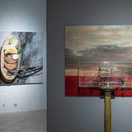 Vpravo je asambláž Obloha 1 (Krajina) / Nebe, kterou Bedřich Dlouhý vytvořil v letech 1970 až 1971.