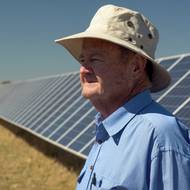 „Celkově jsme zaznamenali asi 15% nárůst hrubých příjmů z ovcí chovaných pod solární farmou,“ doplňuje Warren. S tím souhlasí i jeho kolegové. Ovce, a zejména vlna, tvořily desítky let oporu australské ekonomiky, což v 50. letech 20. století vedlo k představě, že Austrálie „jede na ovčím hřbetě“.