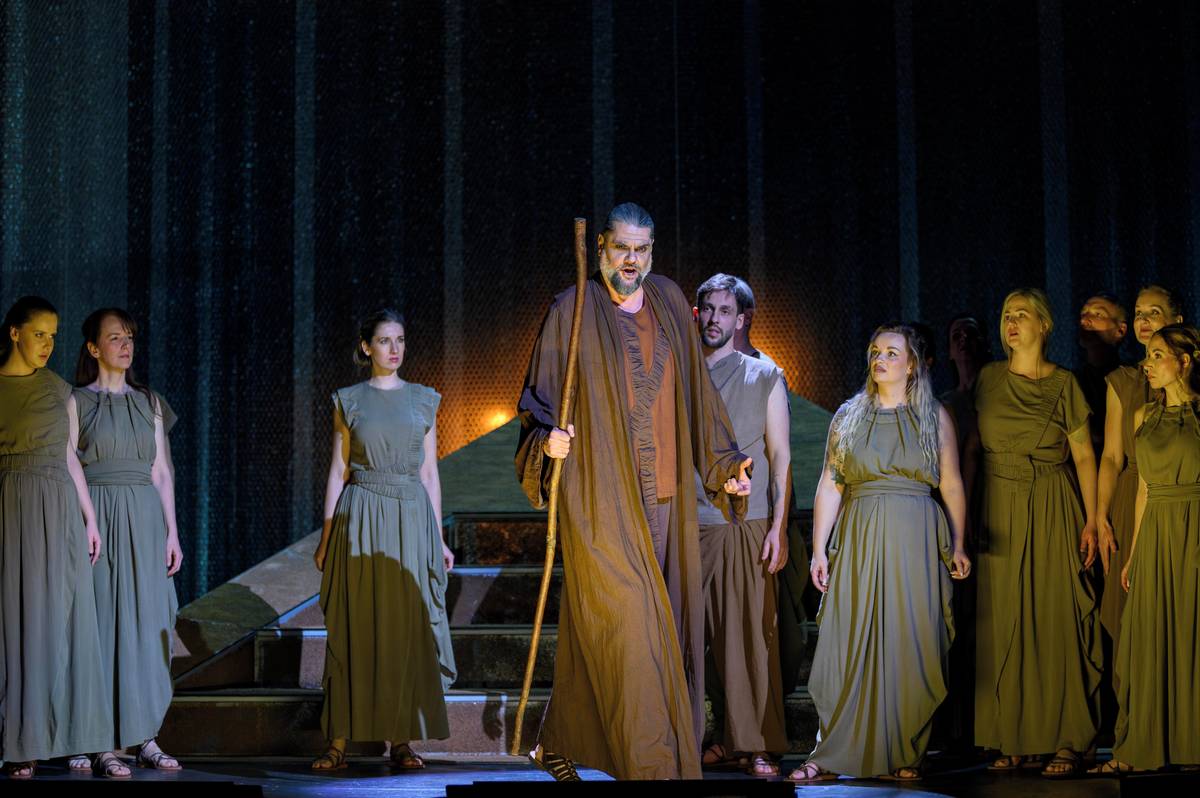 Na fotografii z inscenace opery Mojžíš a faraon, kterou tento čtvrtek uvede Národní divadlo moravskoslezské, je Martin Gurbaľ v roli Mojžíše.