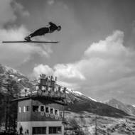 Odvahu! Skoky na lyžích jsou nebezpečným sportem i dnes, natož v roce 1956. Takto Karel Novák zachytil olympijský let jednoho z nich.