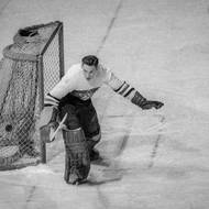 Záležitost pro nadšence do sportovní historie. Jan Vodička stále chytal bez masky, byl ale prvním československým gólmanem, který používal lapačku.