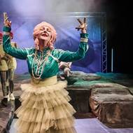 V popředí je Ivana Wojtylová jako Zdena.