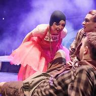 Kateřina Hrdinová, Jaroslav Blažek coby Řehoř a Barbora Kubátová v roli Romany.