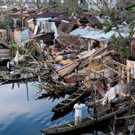 Více než tři desítky dalších lidí utrpěly zranění a čtyři lidé jsou pohřešováni. Vyplývá to z bilance, o níž informovala agentura Reuters.