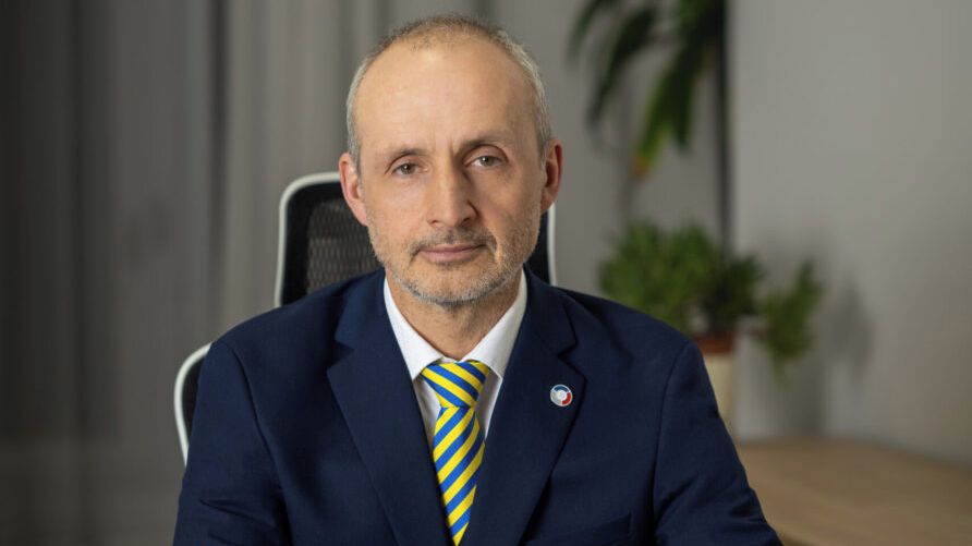 Bohatí by měli platit vyšší daně, říká člen rozpočtové rady