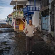 Cestovní ruch se stal „polem pro výstavbu luxusních rezidencí na prodej nebo pronájem“, řekl Zorzos, jehož ostrov Santorini přivítá ročně přibližně 3,5 milionu návštěvníků, při čemž tam žije jen 15,5 tisíce lidí.

(Muž stojí před pronajímanými domky ve vesnici Klima na řeckém ostrově Milos u Egejského moře, 4. února.)