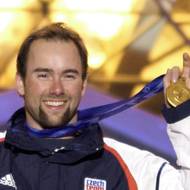 Salt Lake City 2002: Trojitým saltem s pěti vruty si Aleš Valenta vyskákal zlatou medaili tvaru, který připomínal bramboru. Designér Scott Givel a tým Axiom Design se však inspirovali tvary oblázků z potoků a řek v Utahu. Pro každý sport byly trochu jiné, všechny zobrazovaly atlety v plamenech s pochodní v ruce, což mělo vyjadřovat sportovní zápal.