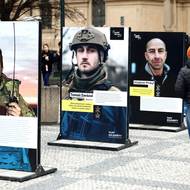 Na panelech jsou kromě tváří bojovníků zvýrazněné i jejich výroky.