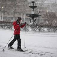 Miliony Newyorčanů a lidí z dalších částí severovýchodu Spojených států jsou tak kvůli zákazům cestování v důsledku sněhové bouře uvězněny doma.