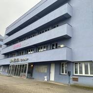 Hlavní přístup do budov, ve kterých i po vydražení hlavním městem Jaromír Soukup funguje.