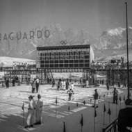 A kde jsou diváci? Co do zájmu fanoušků se olympiáda v Cortině příliš nepovedla, o tom svědčí i momentka s informační tabulí, tehdy ještě obsluhovanou manuálně.