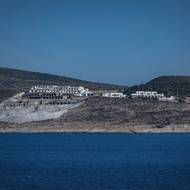 Kdysi okrajové pozemky určené k pastvě „se staly lukrativním majetkem. (Místním) jsou nabízeny velmi atraktivní ceny, které jsou pro investory stále nízké“. „Pak stavíte nebo prodáváte za desetinásobek ceny,“ řekl.