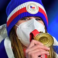 Peking 2022: Zlato, jímž Ester Ledecká v tehdy ještě pandemickém roce potvrdila svou dominanci v alpském snowboardingu, mělo v sobě pět olympijských kruhů. Byly ale vložené do sebe jako prstence. Jejich rozložení a vystouplý design odkazoval na historické čínské nefritové přívěsky. I když výsledek může vzdáleně připomenout i dno od konzervy.