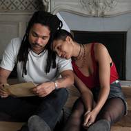 Luka Sabbat jako Billy a Indya Moore v roli Skye.