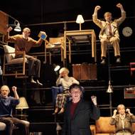 V popředí je Kryštof Bartoš v roli autora.